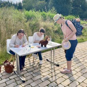 Christiane und Linda signieren Exemplare von "Elsa büxt aus"
