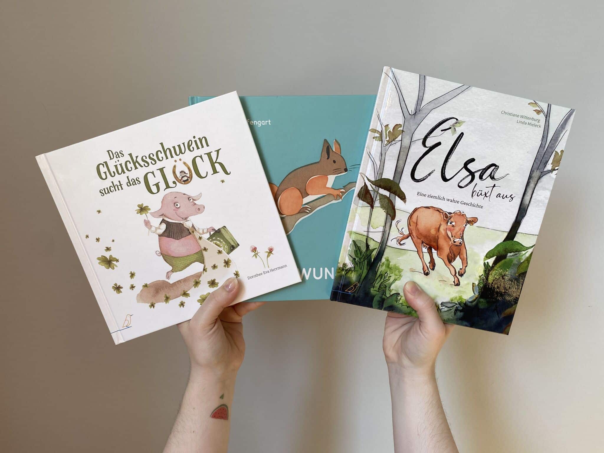 Das richtige Buch für dein Kind - Hände halten verschiedene Bücher hoch