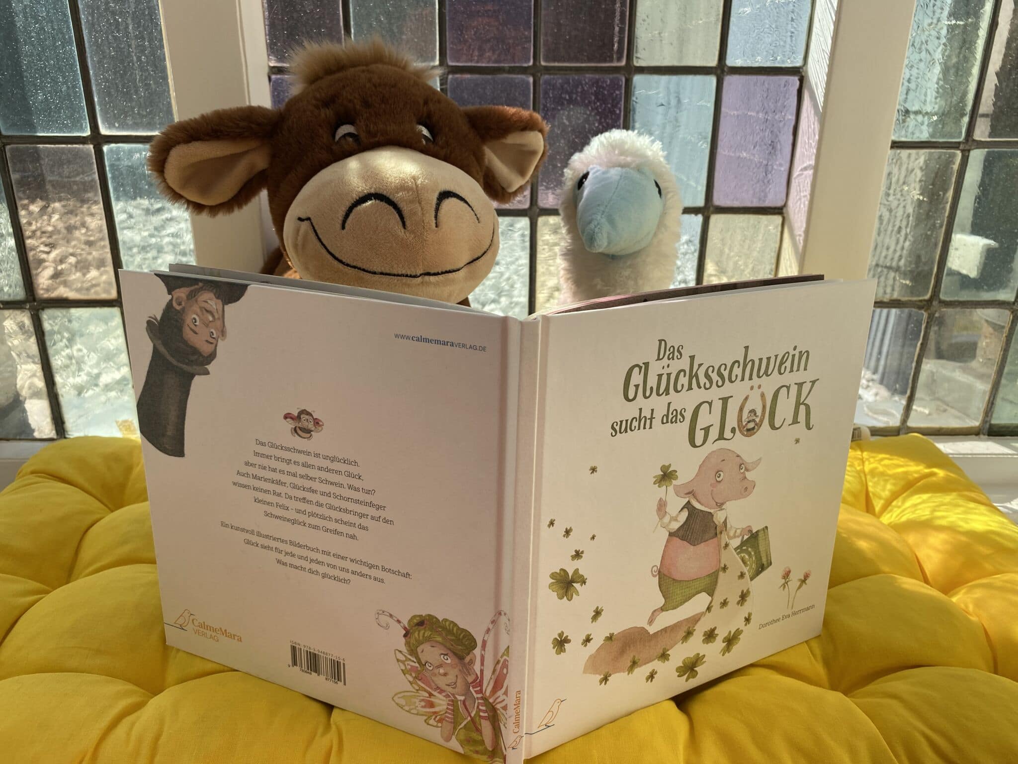 Elsa und Booby lesen gemeinsam Das Glücksschwein sucht das Glück