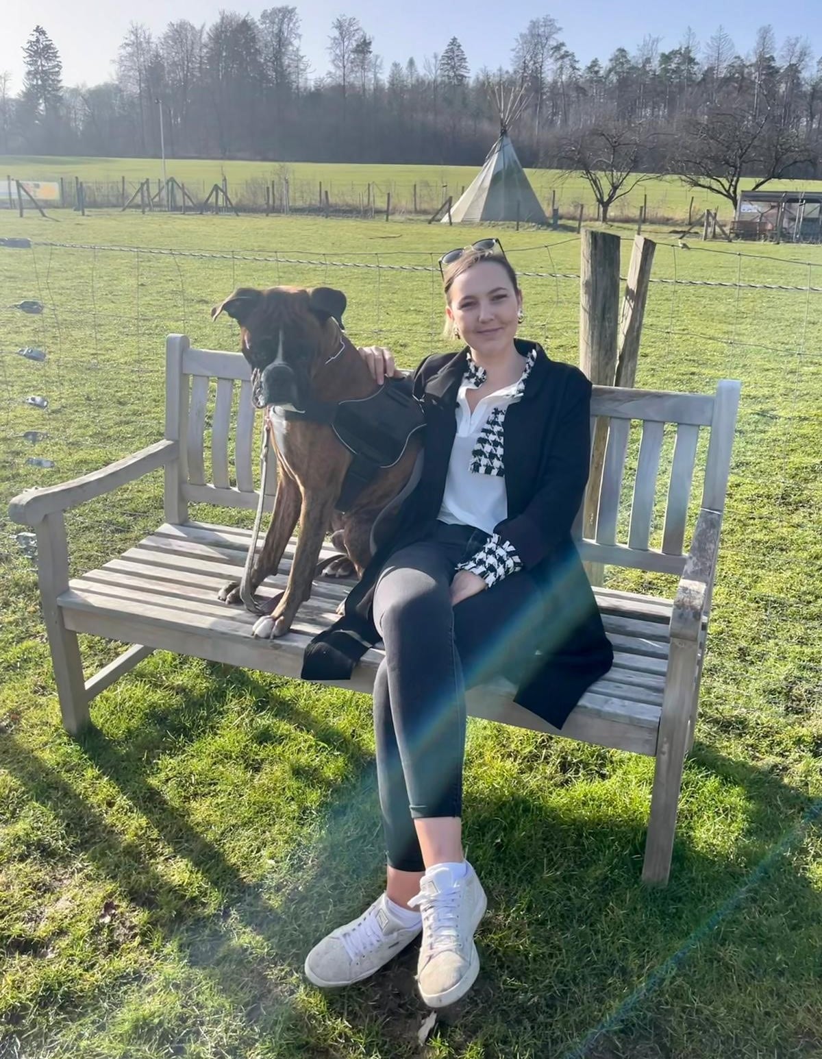 Kristina und Hund Cooper im Dorf Sentana