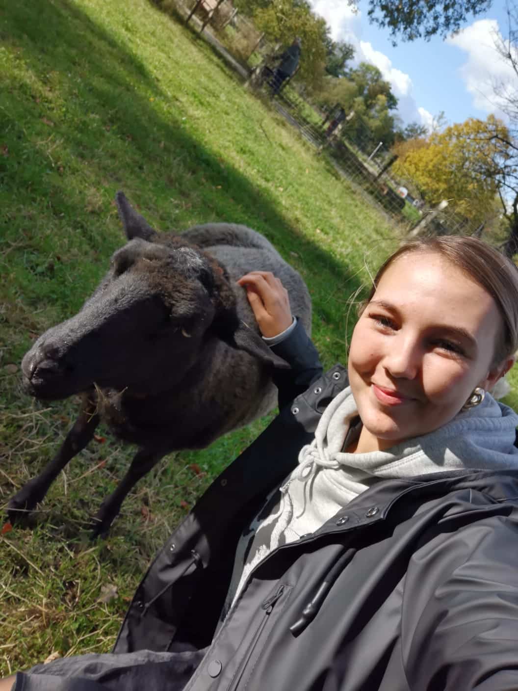 Kristina und Ziege Lisel im Dorf Sentana