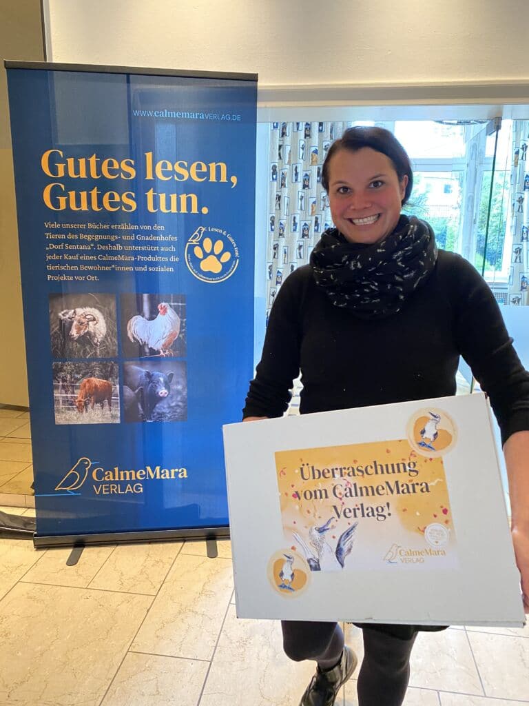 Hannah mit einem Überraschungspaket für die Kita-Aktion