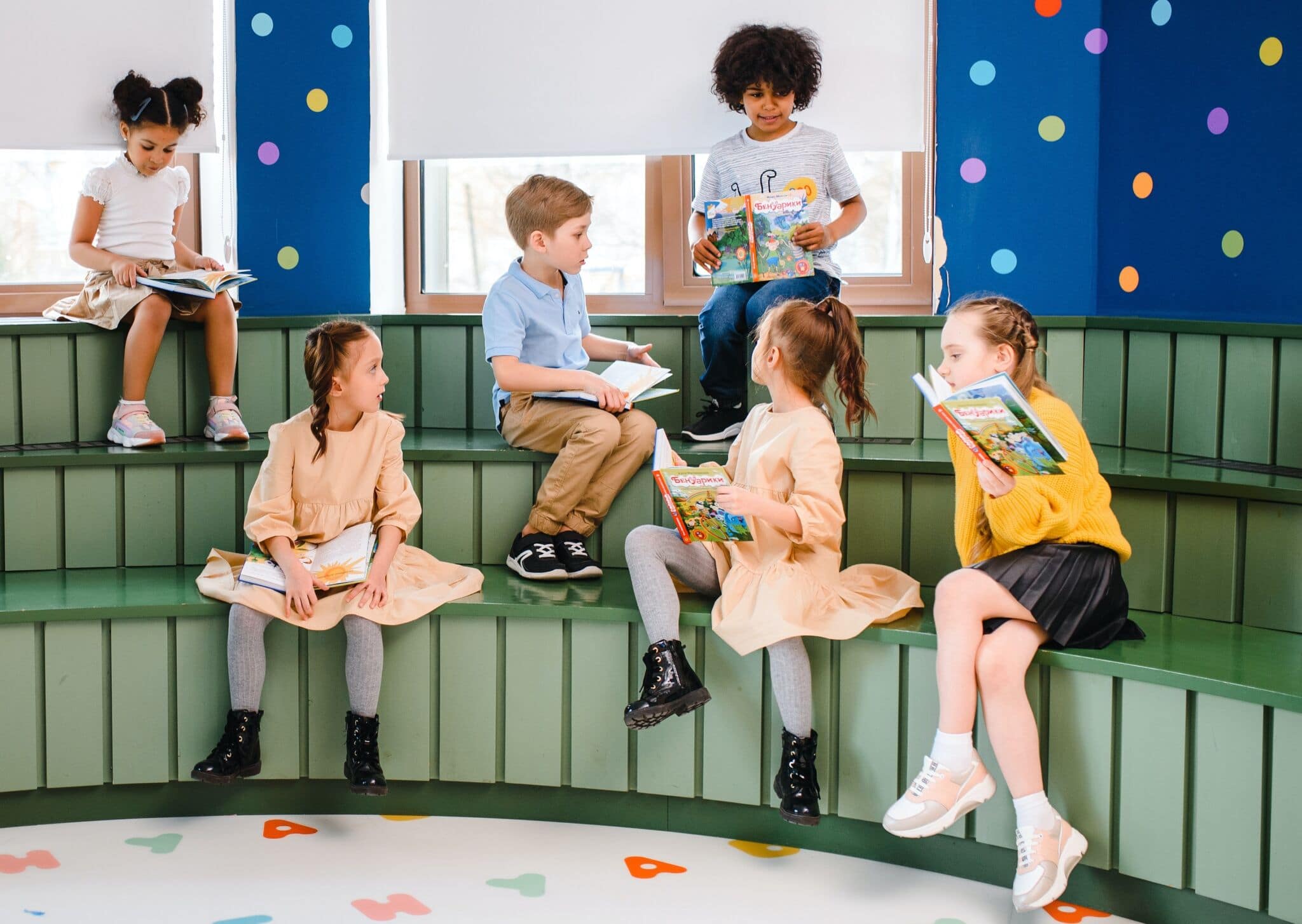 Kinder reden gemeinsam über Bücher