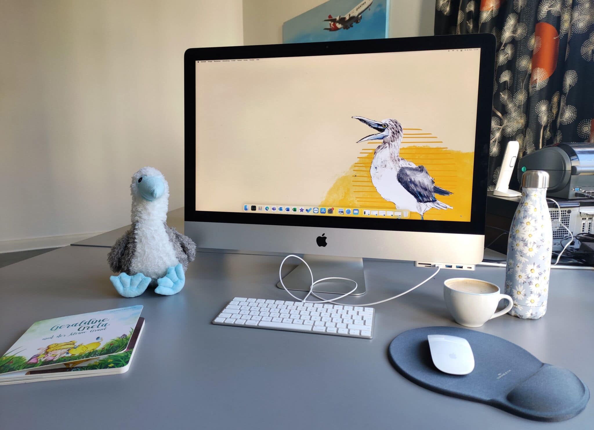 Arbeitsplatz Praktikant*in mit Computer