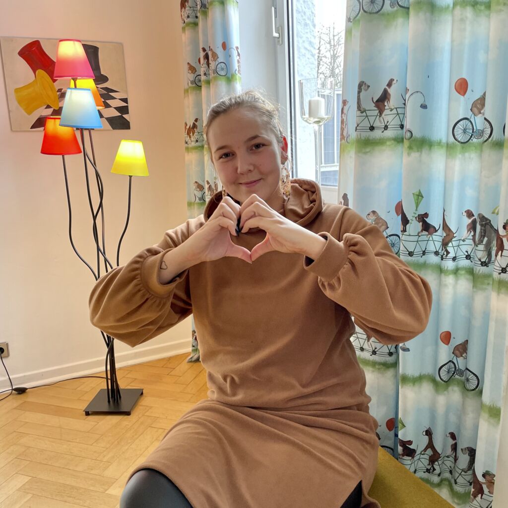 Kristina Swaczyna zeigt Handherz