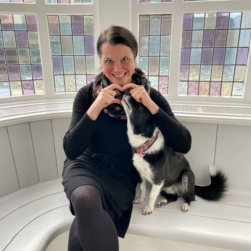 Hannah Schenk zeigt Handherz