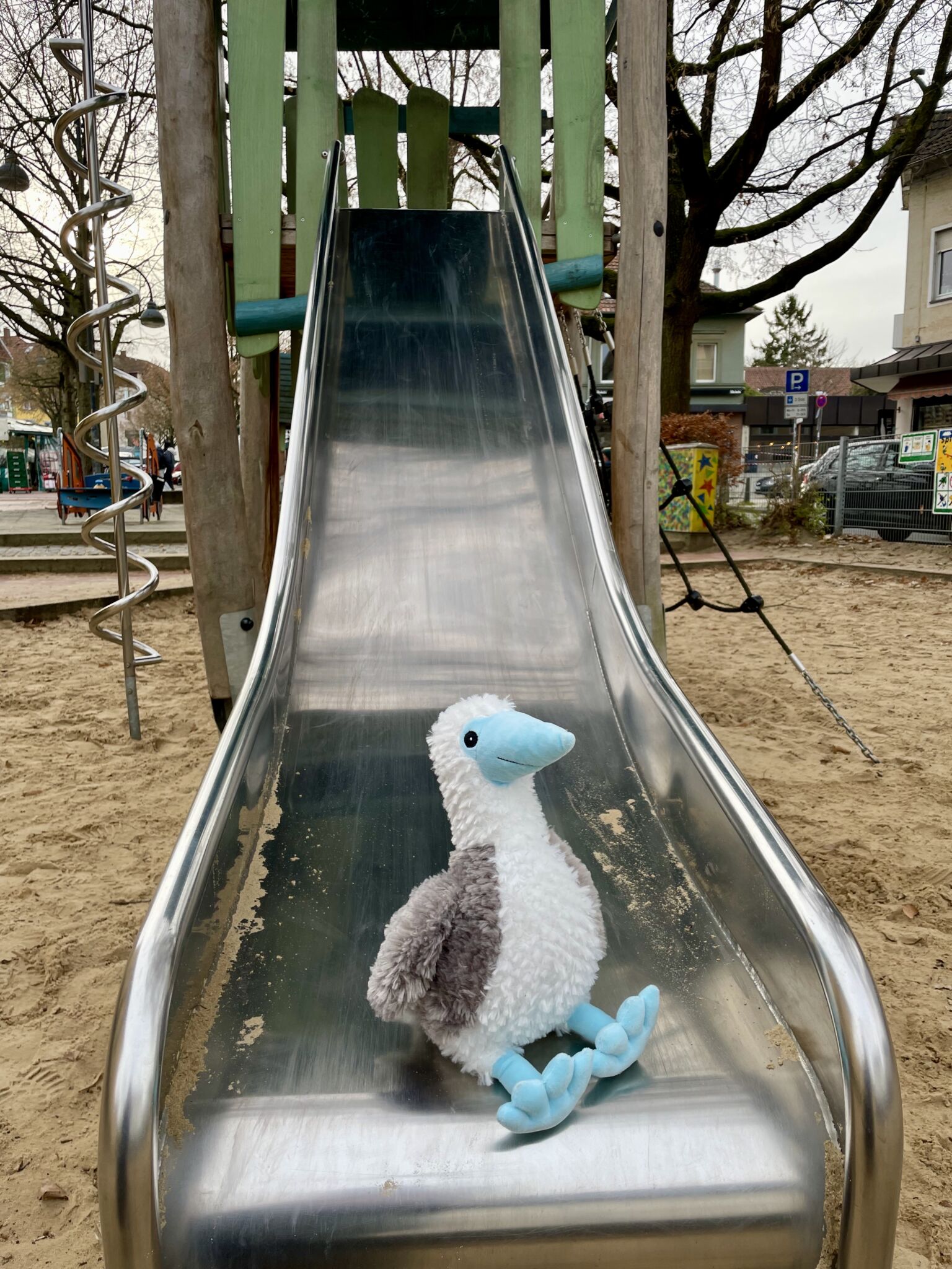 Bo Blaufuß unten auf einer Metallrutsche