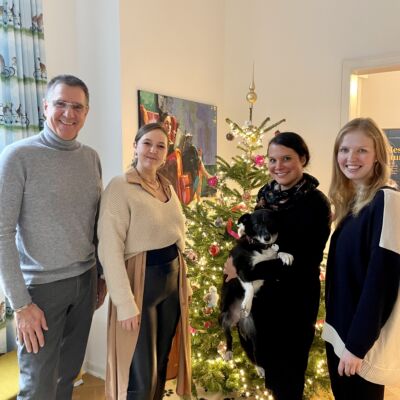 3 Frauen und ein Mann, eine Frau hält einen Hund