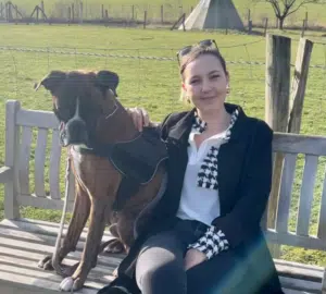 Kristina_Handel Foto: Kristina Swaczyna und ein Hund auf einer Bank