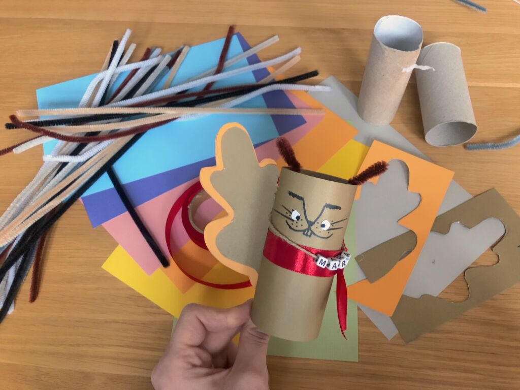 Foto: fertig gebasteltes Eichhörnchen Mara, Reste der zum Basteln benutzten Materialien im Hintergrund