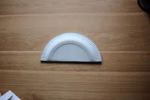 Foto: ein in der Mitte gefalteter Pappteller, sieht von oben aus wie ein Halbmond