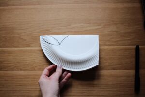 Foto: auf dem gefalteten Pappteller mit der eingestülpten Ecke wurde etwas gezeichnet