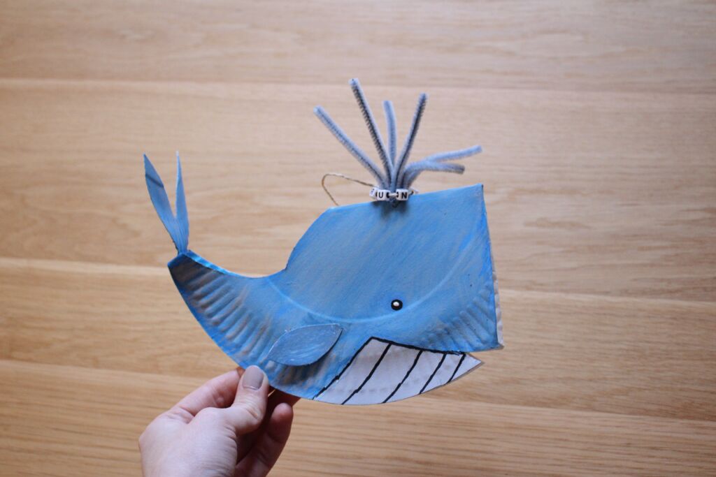 Foto: fertig gebastelter Blauwal wird von einer Hand gehalten