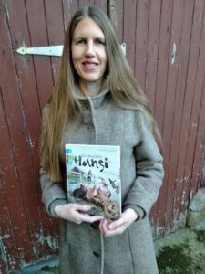 Sandra Niermeyer hält das Buch " Ein Buch für Hansi " in den Händen