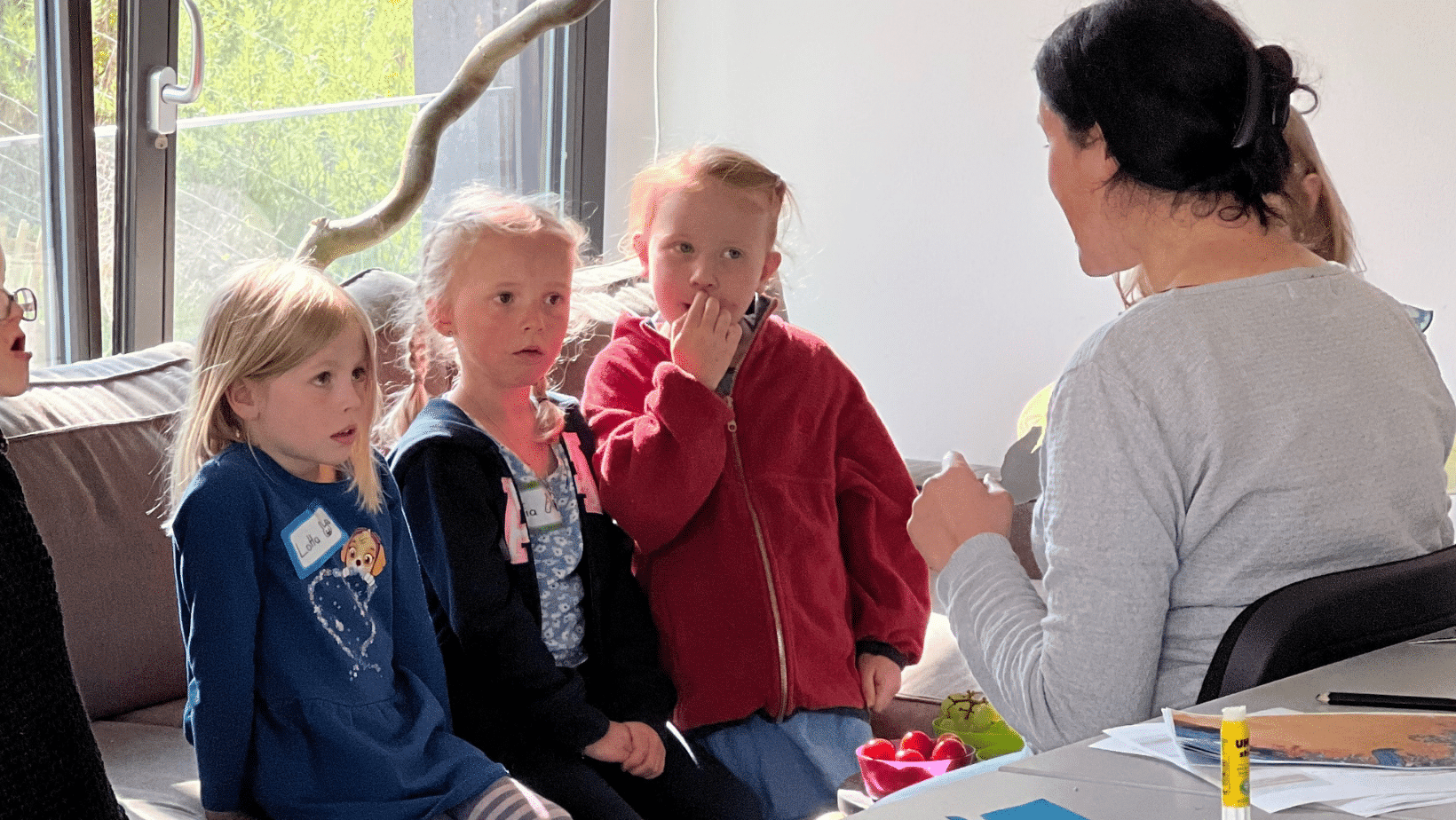 zwei Frauen und 4 Kinder