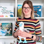 Foto: Annika Meier hält Bo Blaufuß als Plüschtier