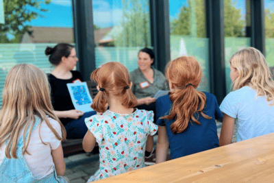 4 Mädchen und 2 Frauen