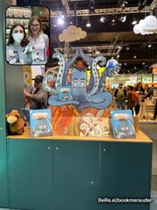 Zwei Frauen machen ein Selfie mit Knotenklaus dem Oktopus