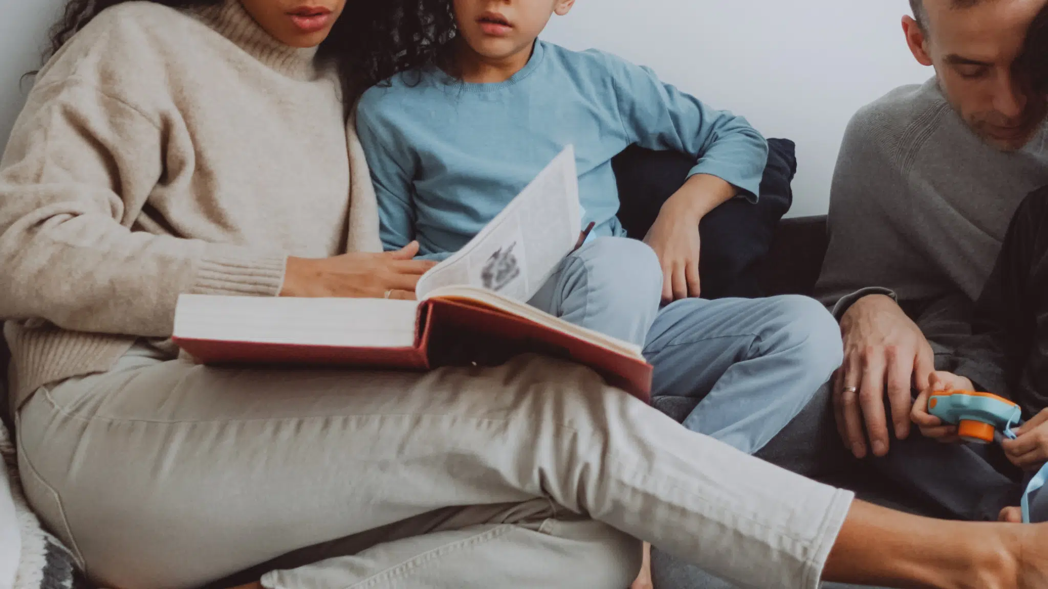Menschen lesen ein Buch und halten eine Spielzeugkamera