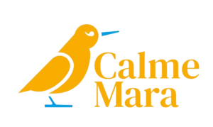 gelber Vogel mit blauen Füßen und blauem Schnabel und der CalmeMara Schriftzug in gelb
