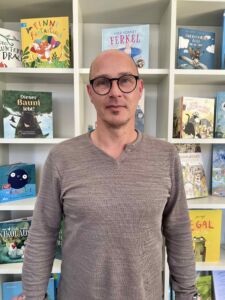 Lars_klein Ein Mann mit Brille schaut in die Kamera