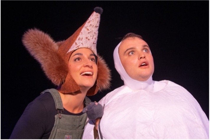 Die Darsteller*innen aus dem Theaterstück »Das Ei mit dem Knacks«. Links Sunna Hettinger als Fuchs. Rechts Boris Keil als Anto.