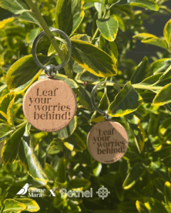 Schlüsselanhänger aus Holz mit Gravierung "Leaf your worries behind"