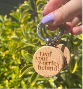 Schlüsselanhänger aus Holz mit Gravierung "Leaf your worries behind"