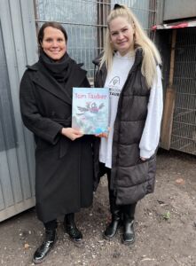 Hannah Schenk und Maike Rojan vor den Taubenschlag Paderborn